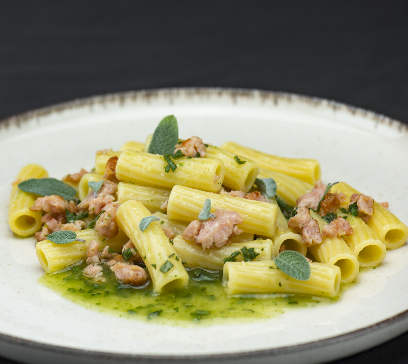 Rigatoni con salsiccia di pollo e salvia