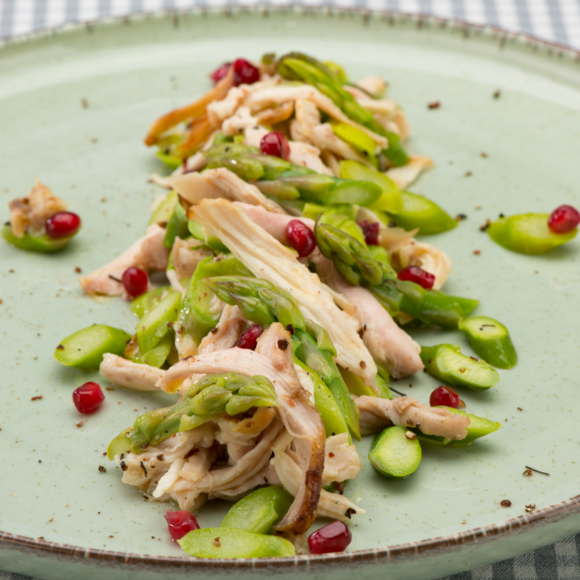 Insalata di pollo, asparagi e melagrana