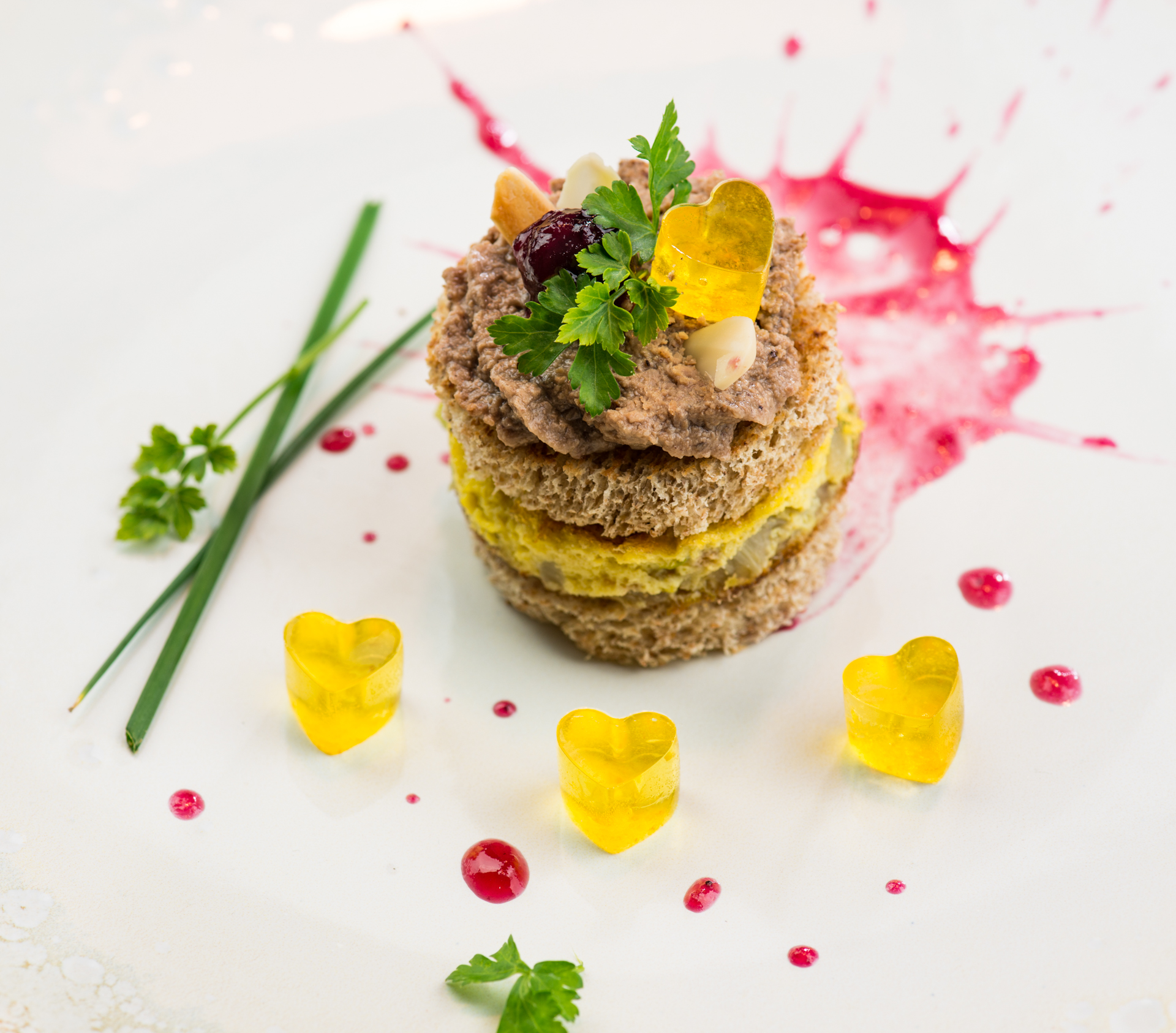 canapè con fegatini di coniglio e frittata di uova di quaglia