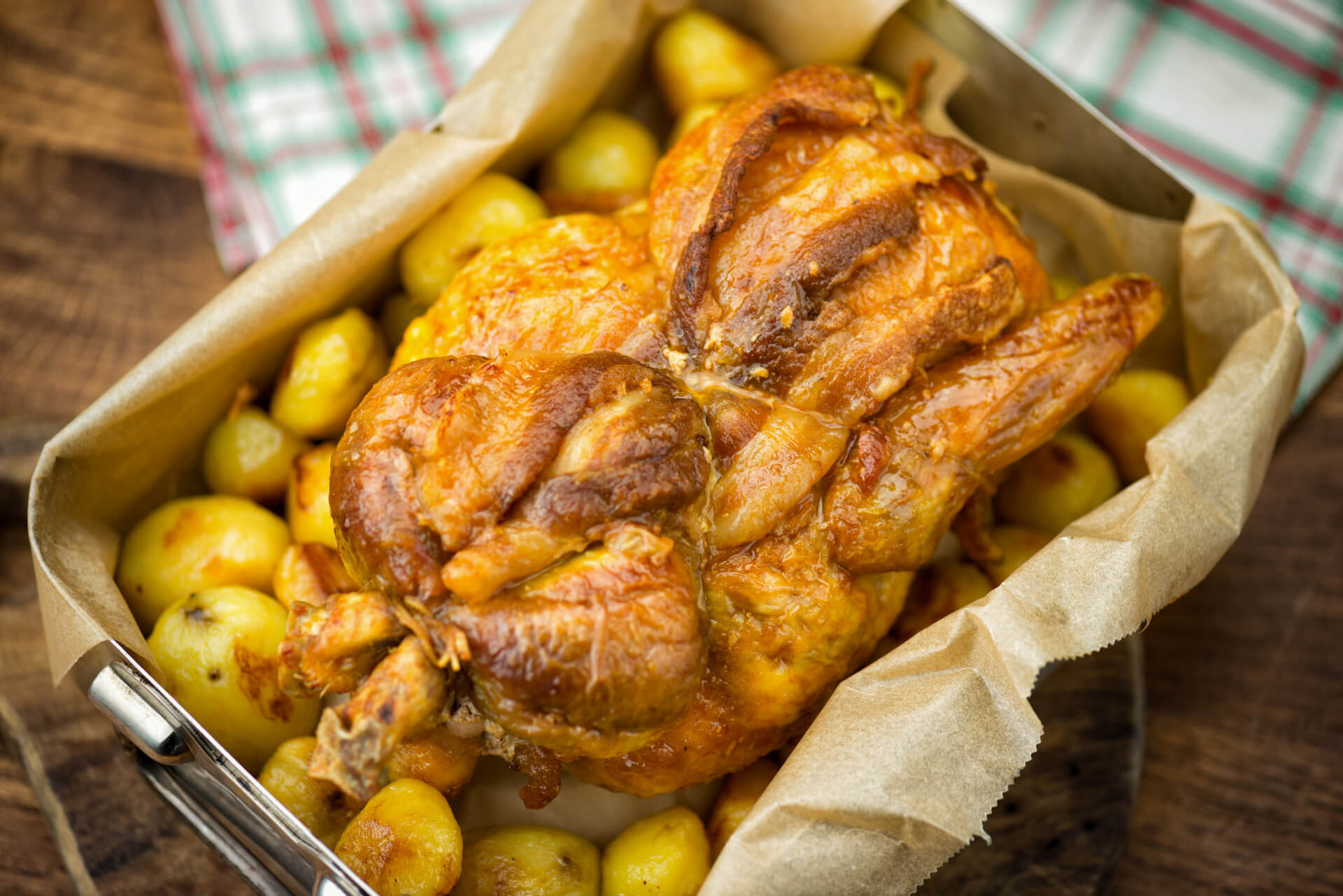 Cappone farcito al forno in teglia con contorno di patate